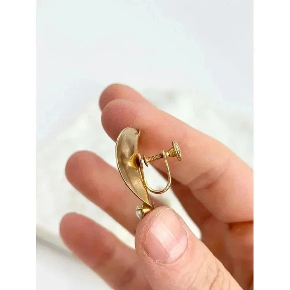 Vintage Gold Toned Heart Shaped Textured Cultured Pearl Screw MCM Stud Earrings - Picture 4 of 6